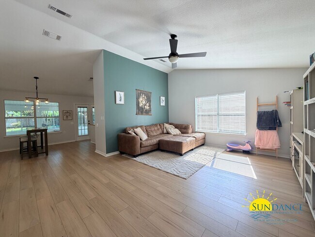 Foto del edificio - Stunning 3 Bedroom Home in Gulf Breeze with stand out accents!
