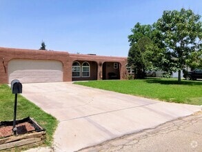 Building Photo - 1424 N Country Club Cir