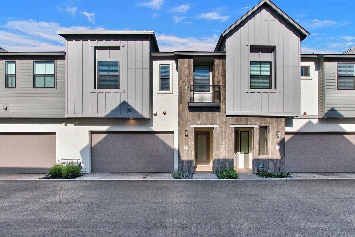 Primary Photo - 3 Bedroom Townhome in Arcadia Lite