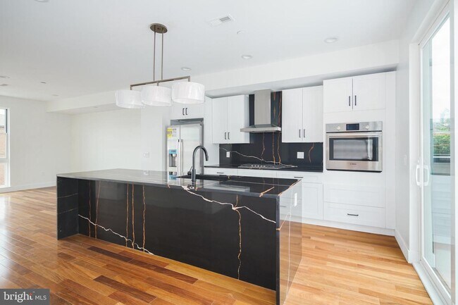 Building Photo - 676 N 13th St