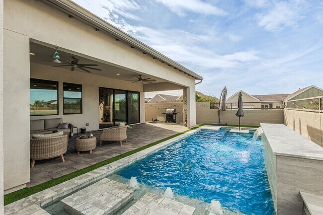 Building Photo - Luxury at Vistal