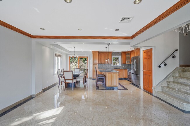 Foto del edificio - 1072 Hicksville Rd