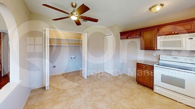 Building Photo - 5101 Bartlett Dr