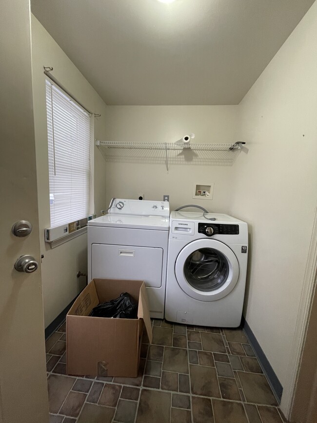 Washer/dryer - 201 W Foundry St