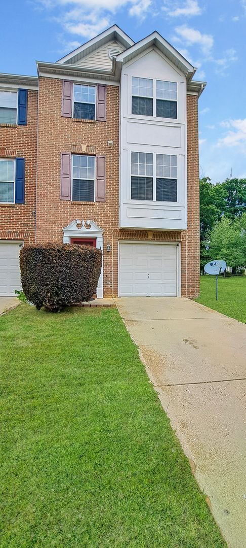 Foto del edificio - Coming Soon! Lovely End Unit 3-Level Townh...