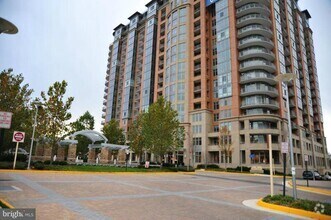 Building Photo - 8220 Crestwood Heights Dr