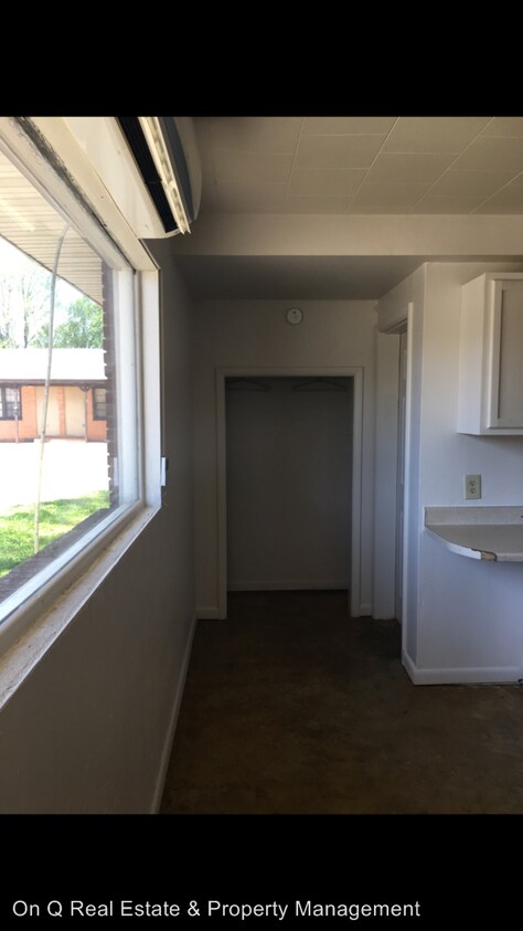 Building Photo - 227 S Gee St