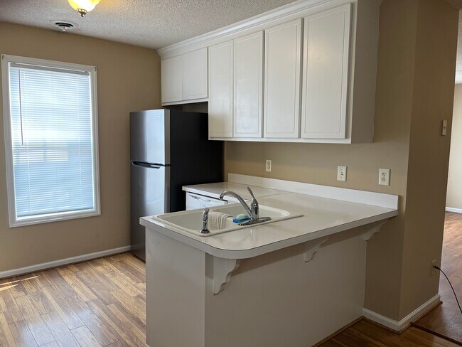 Foto del edificio - 4724 Honeysuckle Ln