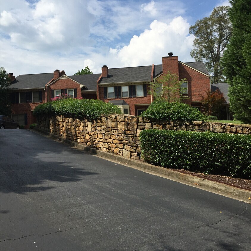 Primary Photo - 863 Lenox Oaks Cir NE