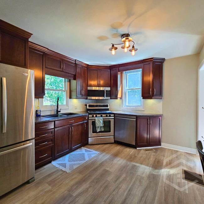 Building Photo - Charming 2+1 Bedroom in Norwich !!