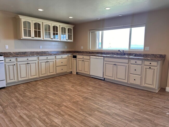 Foto del edificio - 2 Bedroom Walk out Basement Apartment