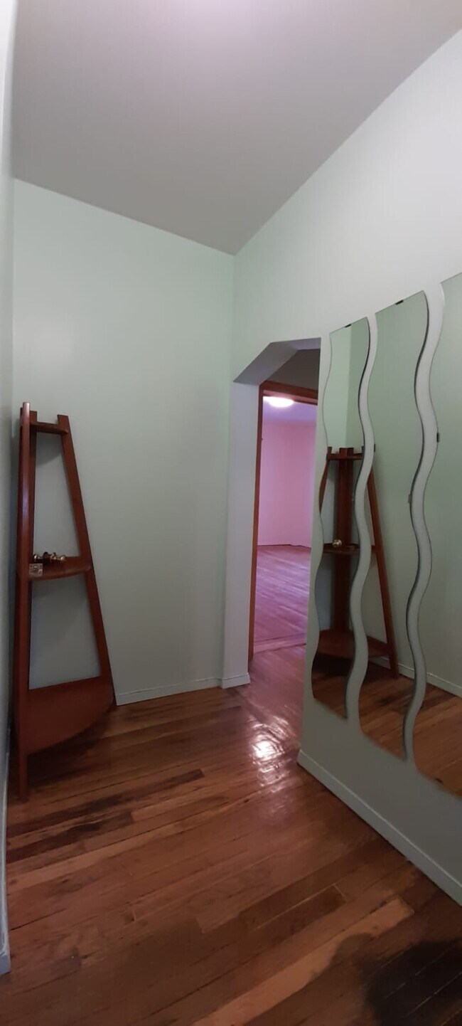 entrance to living room - 4220 Kissena Blvd
