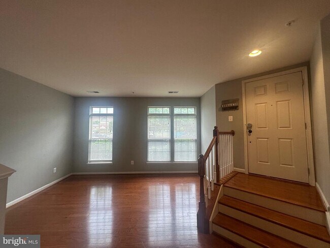 Building Photo - 7963 Crescent Park Dr