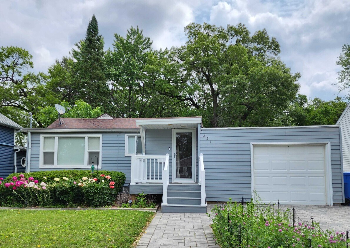 Foto principal - 2221 Clark St