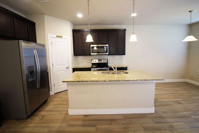 Foto del edificio - 523 High Tech Dr