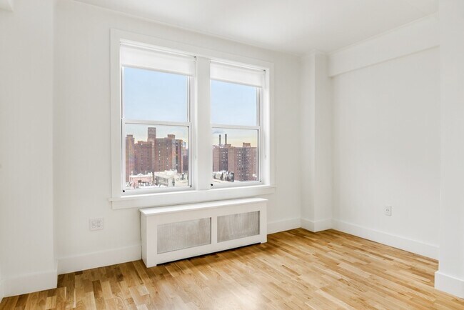 Building Photo - 301 E 21st St