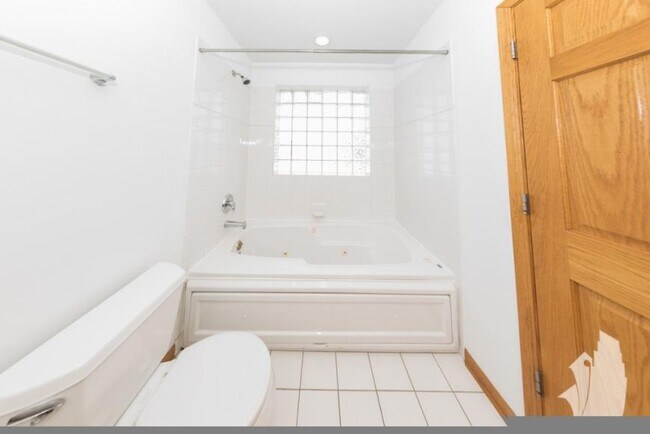 Foto del edificio - 3 bedroom in Chicago IL 60614