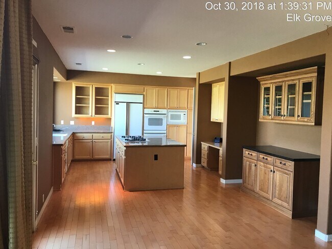 Building Photo - 3 Bed 3 Bath in Valley Hi Subdivision