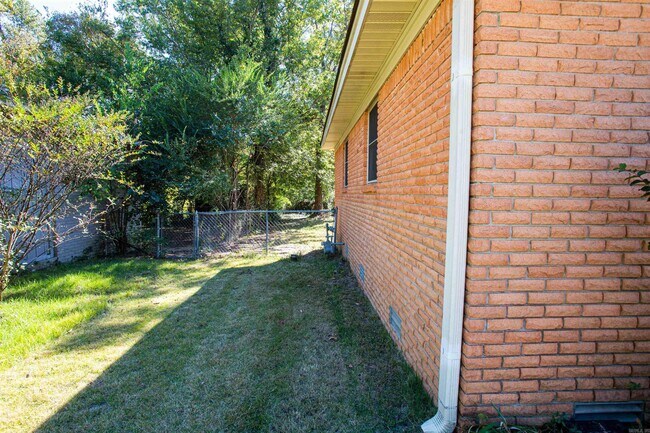 Foto del edificio - 29 Meadowbrook Dr