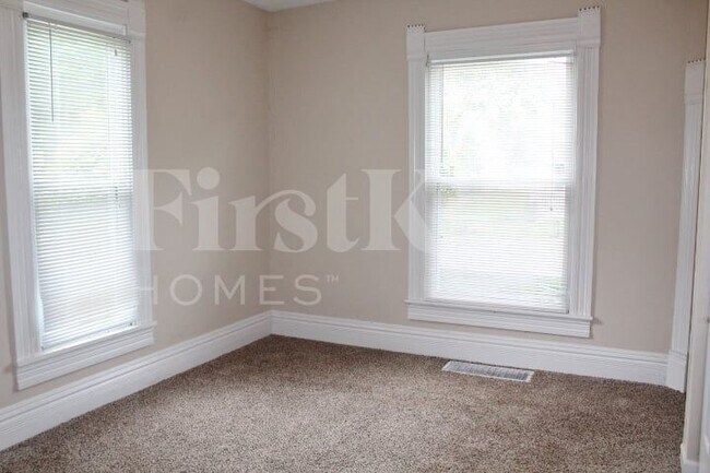 Foto del edificio - 304 E 4th St