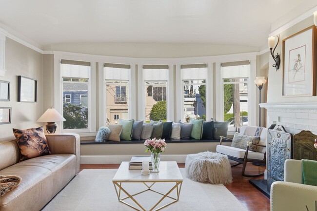 Foto del edificio - Fully Furnished 2BR + Media Room • 2BA Single-Family Home Near McLaren Park