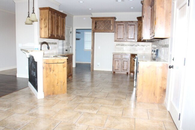 Building Photo - Southwest home, close to hospital, shopping, restaurants and easy access to FT Sill