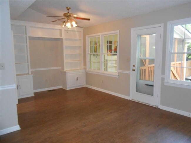 Building Photo - 1135 Country Club Pl