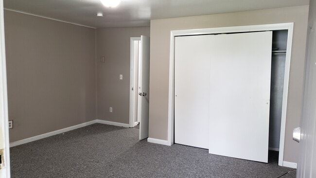 Building Photo - 900 E Sturgis St
