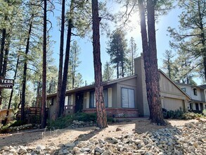 Building Photo - 1404 Pine Tree Ln