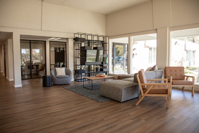 Building Photo - Furnished Apartments with flexible lease t...