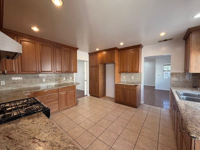 Foto del edificio - 3bed / 2 bath House for Rent in Monterey Park!