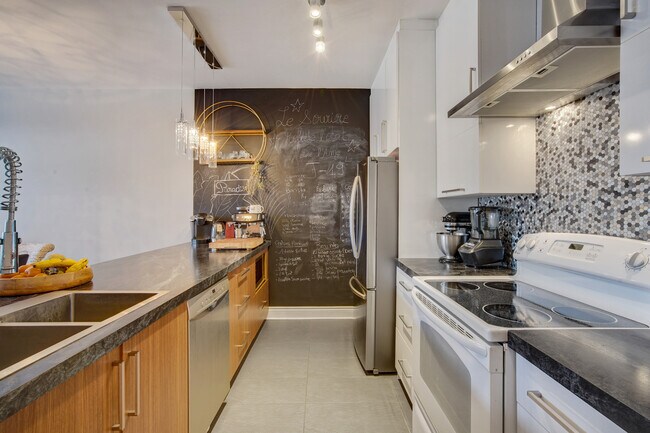 equip kitchen - 2225 Boul De Maisonneuve E