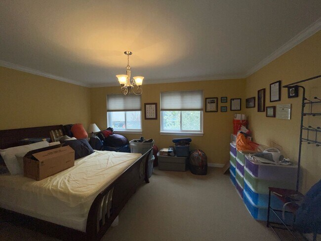 Foto del edificio - 3-bed, 2-bath GIANT townhouse + GARAGE, BA...