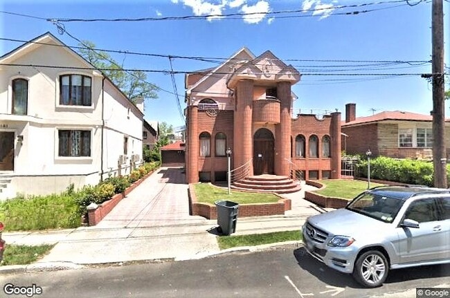 Building Photo - 165 Irwin St