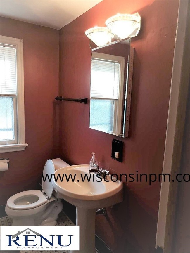 Building Photo - Wauwatosa Upper Duplex