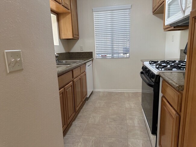 Foto del edificio - 3 Bed, 2 Bath Duplex with Open Floor Plan ...
