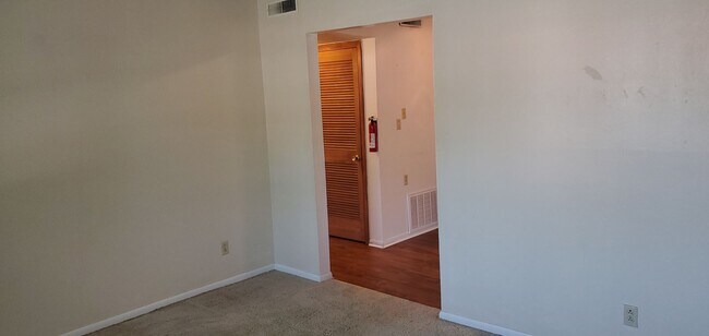 Building Photo - 2203 Oakwood Dr