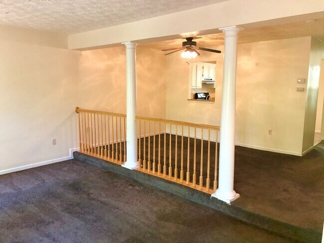 Foto del edificio - Lovely 3 BA/2 Full BA & 2 Half BA Townhome...