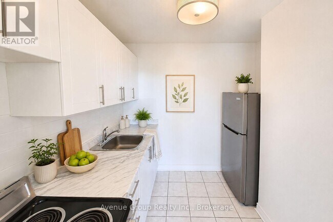 Photo du bâtiment - 120 Shelborne Ave