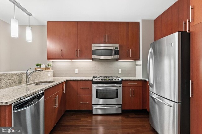 Building Photo - Elegant and Spacious One-Bedroom Condo in ...