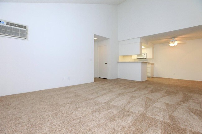 Foto del edificio - 3825 W Garden Grove Blvd