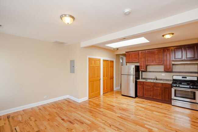 Building Photo - 5558 W Belmont Ave