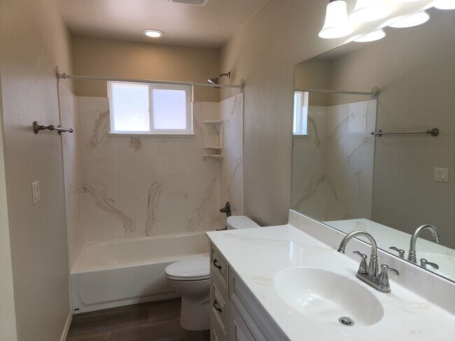 Building Photo - Newer 2 bed / 2 Bath Site Built Home