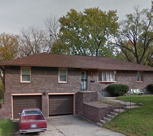 Front Photo - 715 N 61st Ter