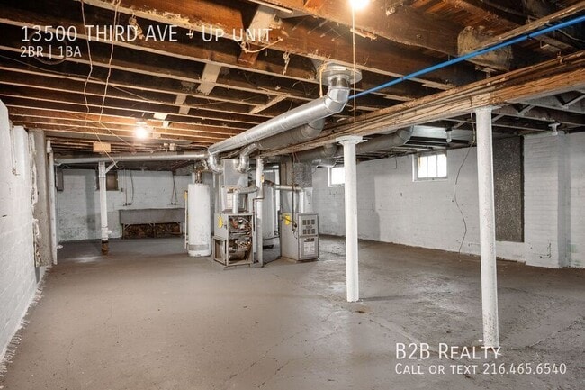 Building Photo - 13500 THIRD AVE-Up unit