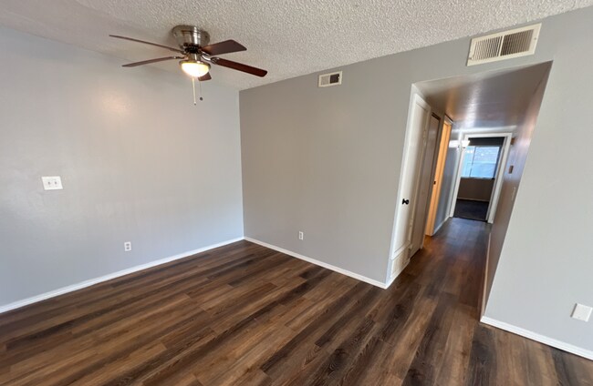 Building Photo - Spacious ground level 3 bedroom Condo in R...