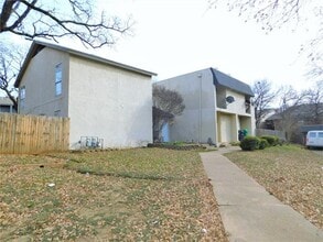 Building Photo - 1913 Kingswood Ct