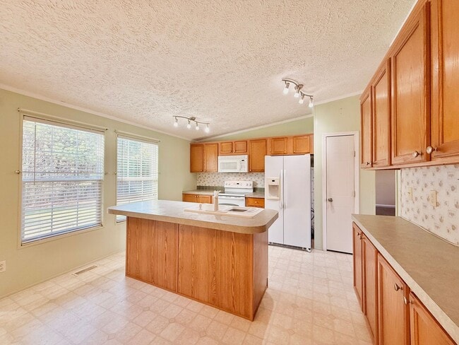 Building Photo - Lovely spacious home-3 bedroom-2 bathrooms-all appliances