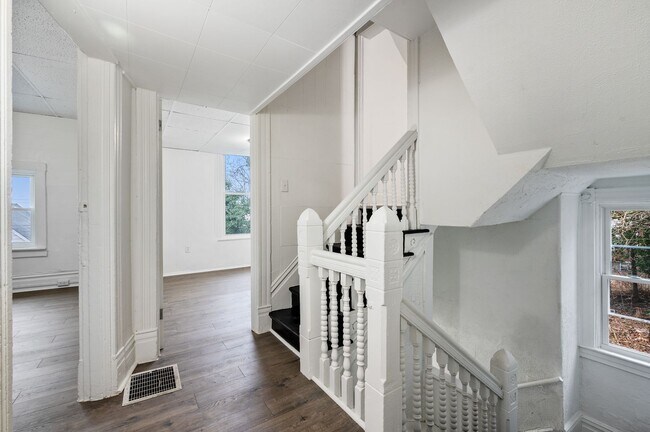 Foto del edificio - Spacious 3 Bed, 1 Bath Apartment in Garfie...