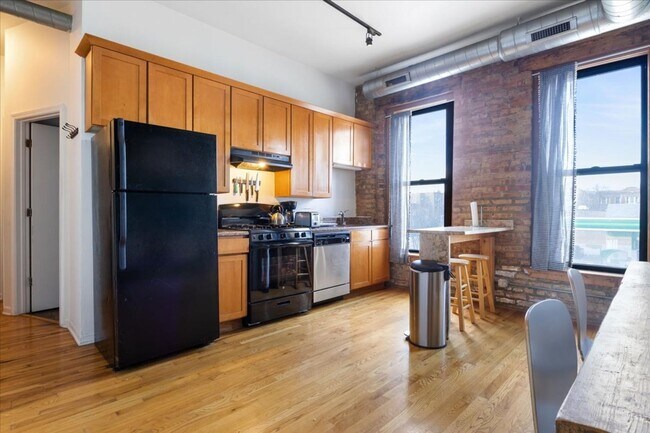 Foto del edificio - 2758 W Fullerton Ave